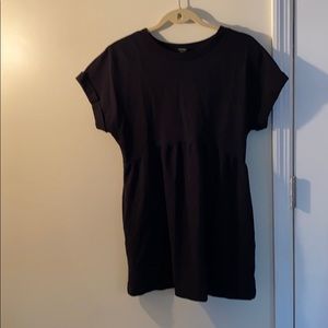 Easy t-shirt black dress with pockets.
